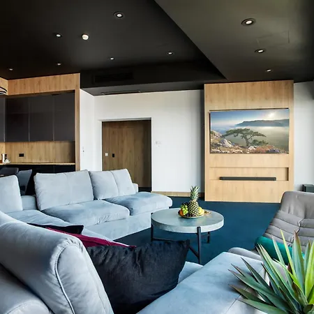30th+ Floor In Sky Tower Apartment *