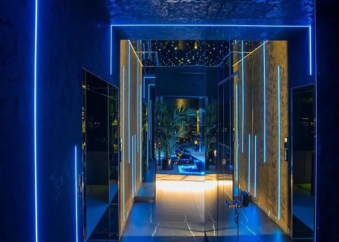 30th+ Floor In Sky Tower Apartment *